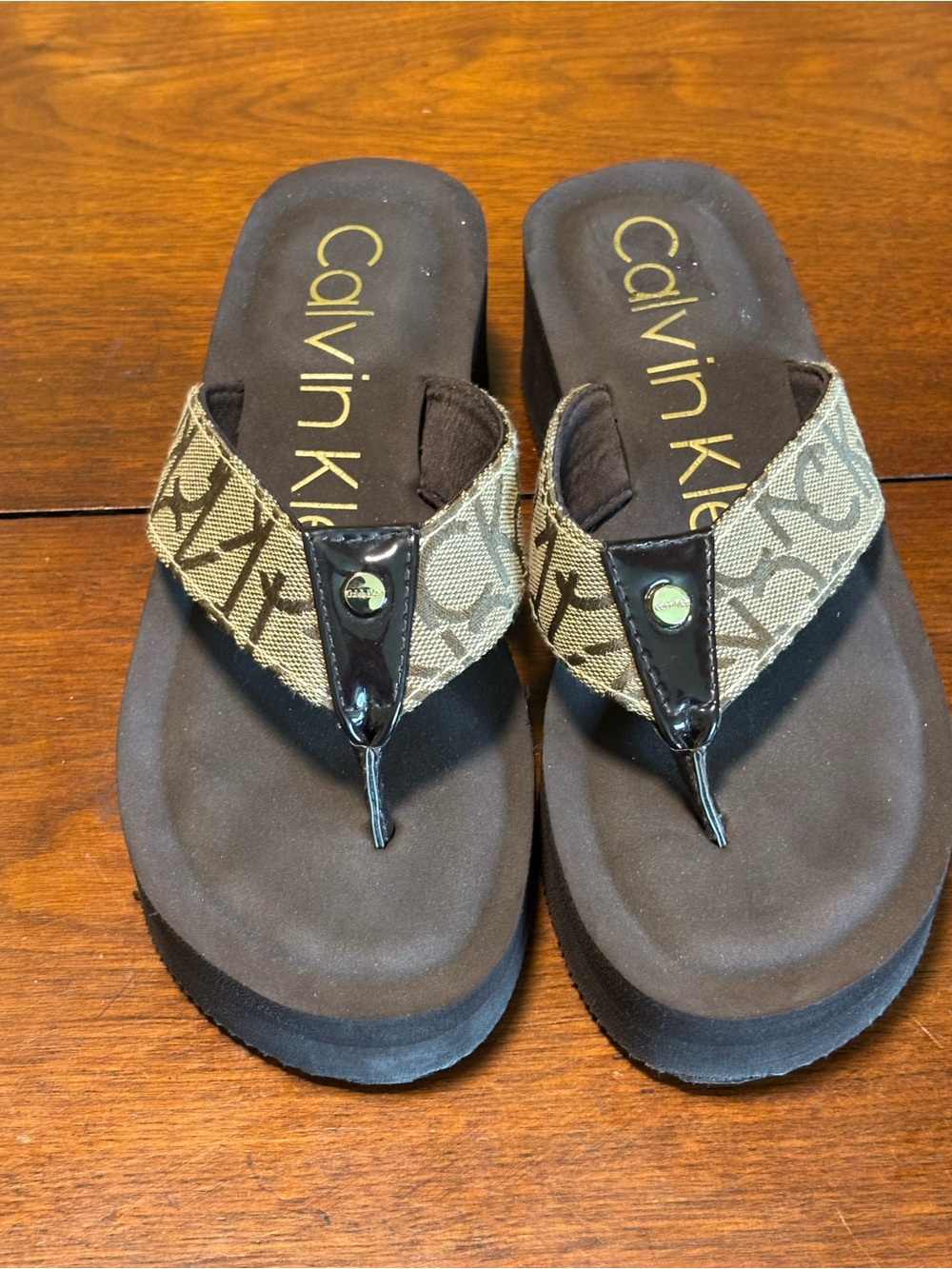 Calvin Klein Women’s Signature Thong Flip-Flops Brown/Gold Size7